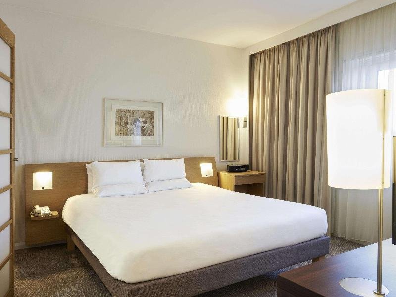 Фото Novotel London West