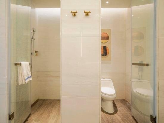 Фото Howard Johnson Yacht Club Hotel