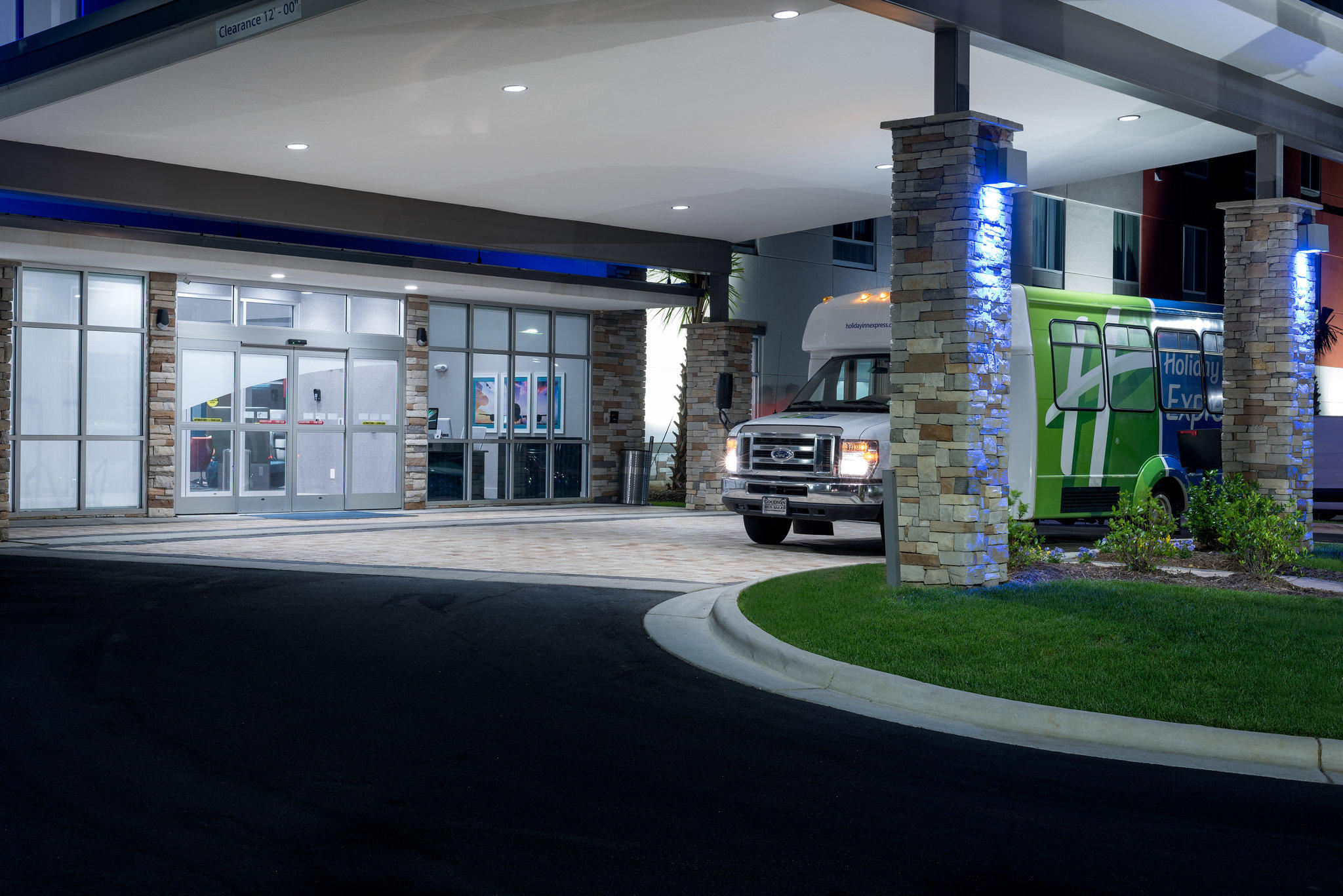 Фото Holiday Inn Express & Suites Charlotte Airport, an Ihg Hotel