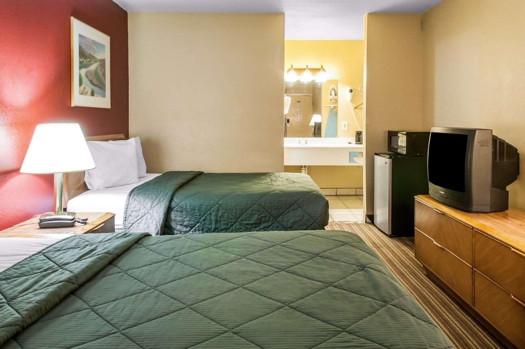 Фото Rodeway Inn East