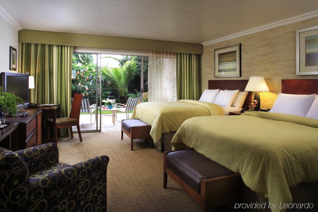 Фото West Beach Inn, a Coast Hotel