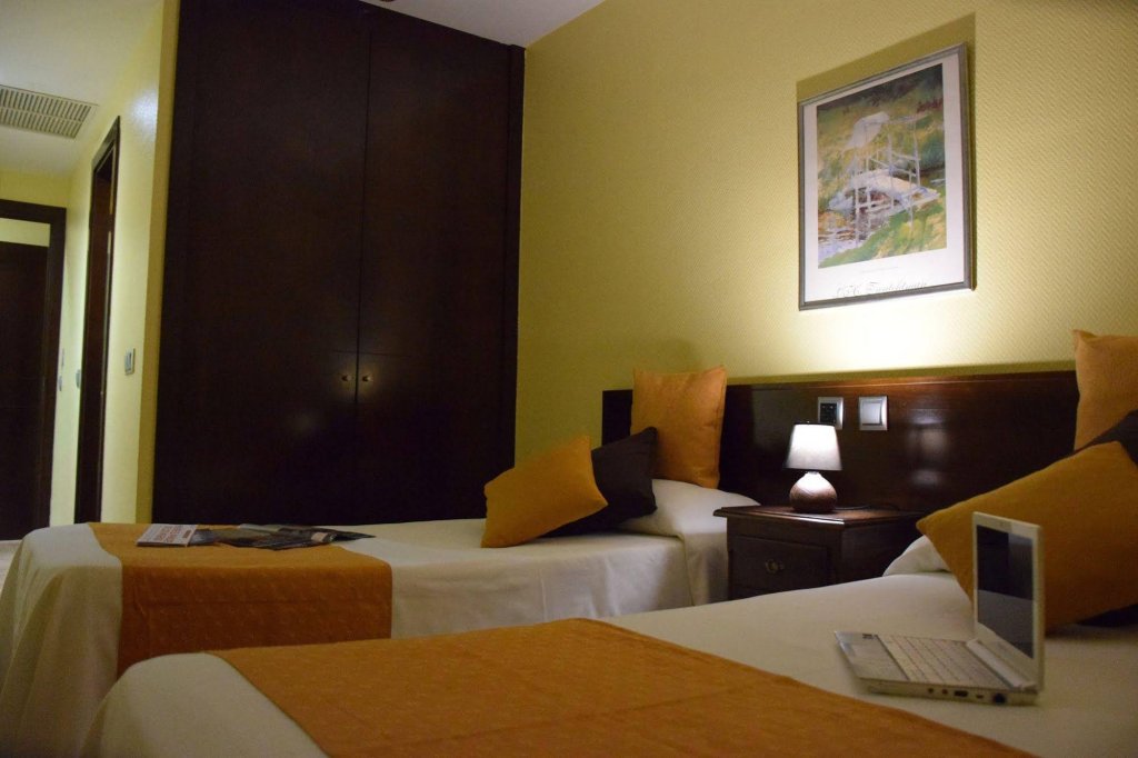 Фото Hotel Complutense