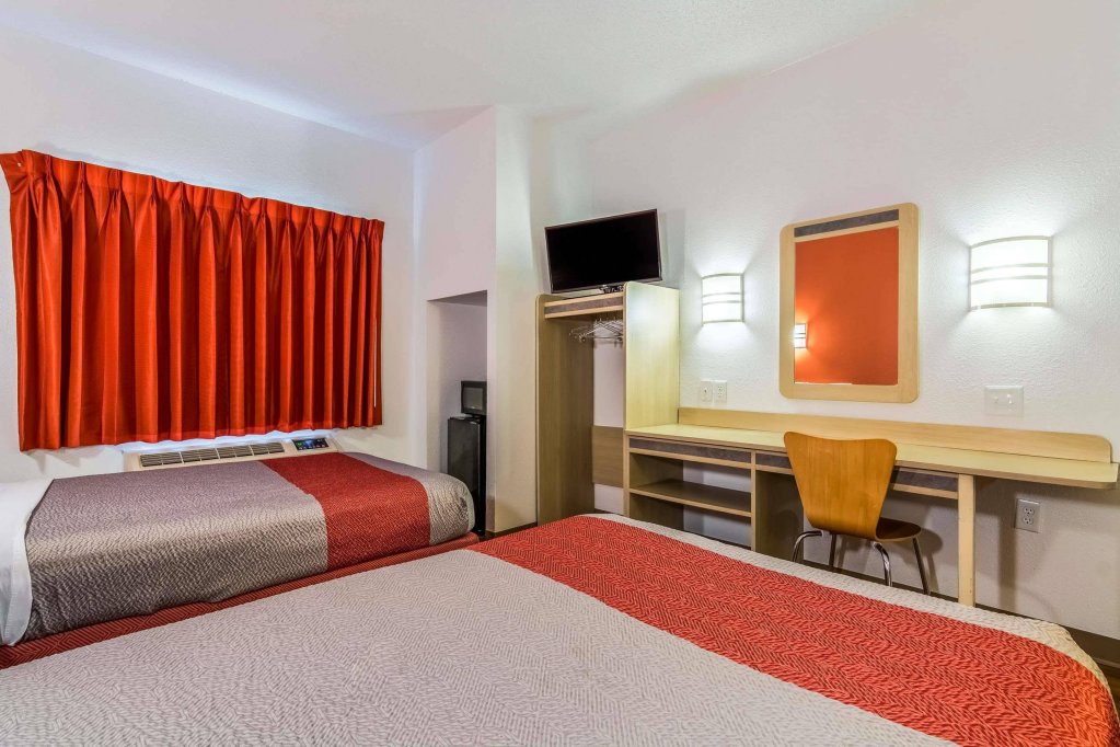 Фото Clarion Hotel Fort Mill Near Amusement Park