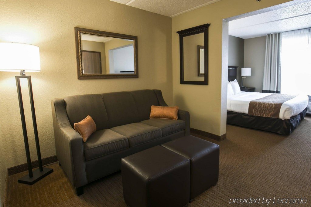 Фото Comfort Suites Austin Airport