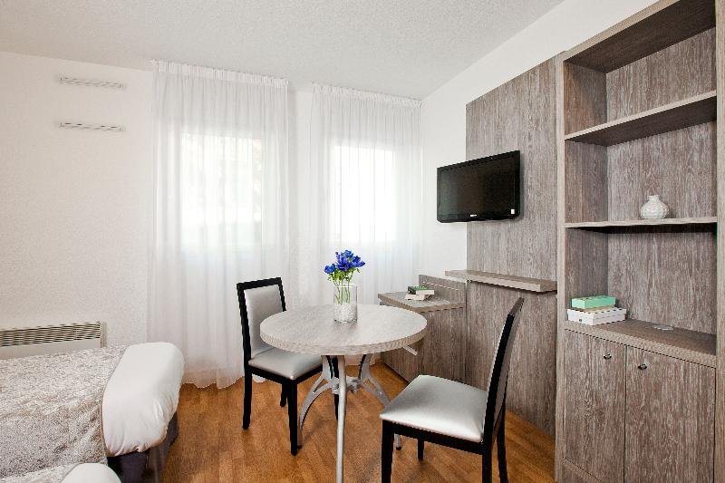 Фото Séjours & Affaires Reims Clairmarais