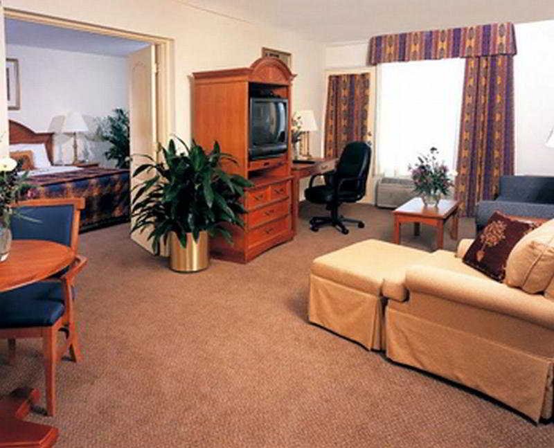 Фото Clarion Inn & Suites Central Clearwater Beach