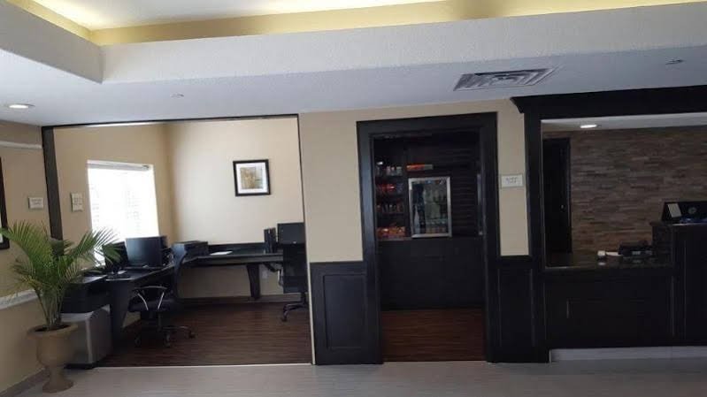 Фото Days Inn & Suites by Wyndham Galveston West/Seawall