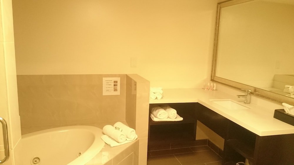 Фото Ramada by Wyndham Culver City