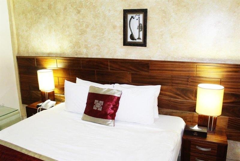 Фото Airport West Hotel