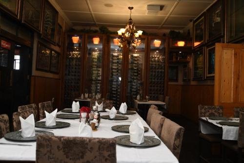 Фото The Halfway House Hotel