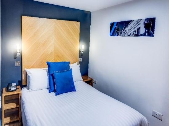 Фото Roomzzz Leeds City West