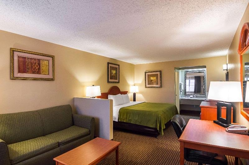 Фото Quality Inn & Suites Garland - East Dallas