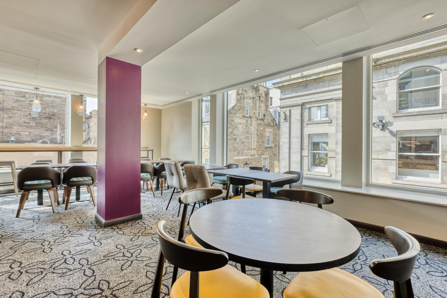 Фото Hub by Premier Inn Edinburgh City Centre