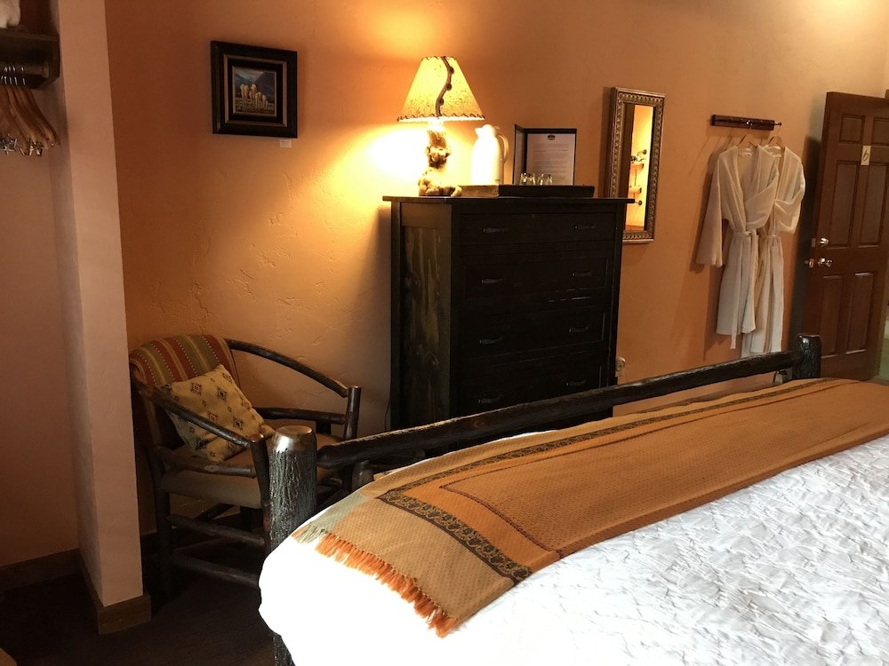 Фото Good Medicine Lodge Bed & Breakfast