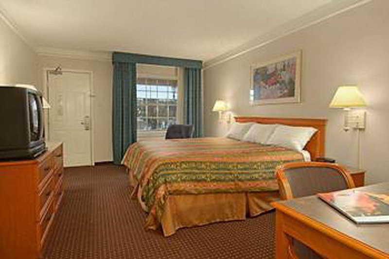 Фото Days Inn Tucson City Center