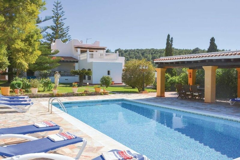 Гостиница Villa With 4 Bedrooms in Santa Eulària des Riu, With Wonderful Mountain View, Private Pool, Furnished Garden в Санта-Эулалия-дель-Рио