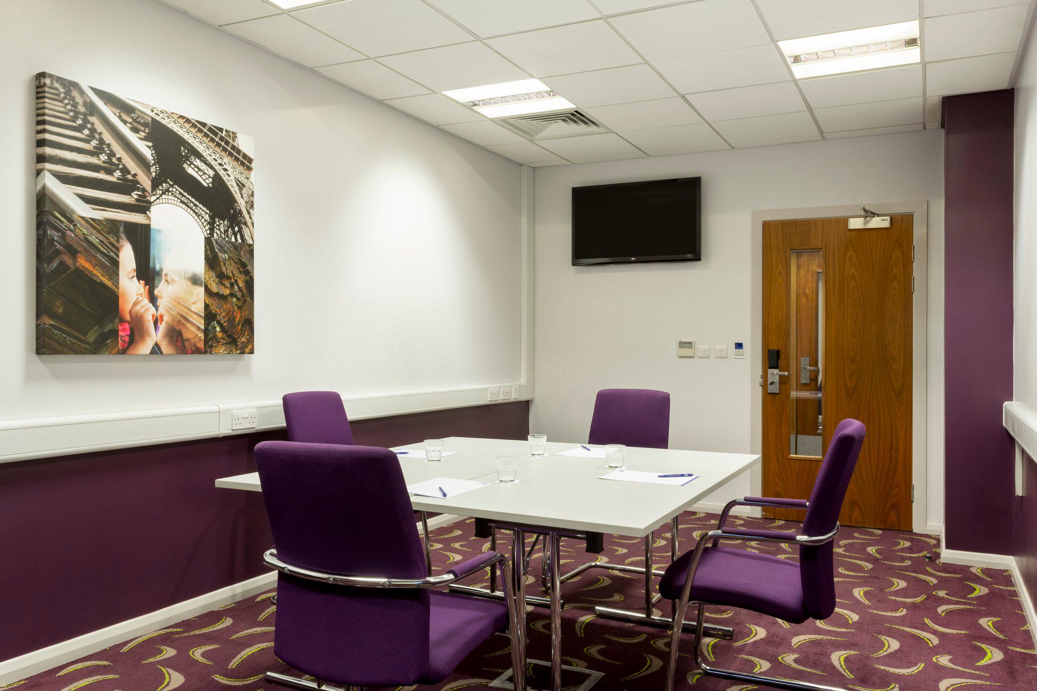 Фото Holiday Inn Express Dunstable, an Ihg Hotel
