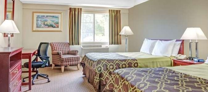 Фото Travelodge by Wyndham Iowa City