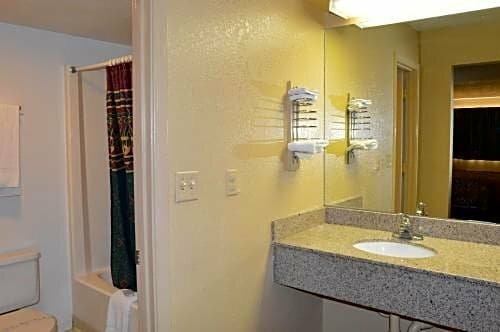 Гостиница Delux Inn в Клерморе