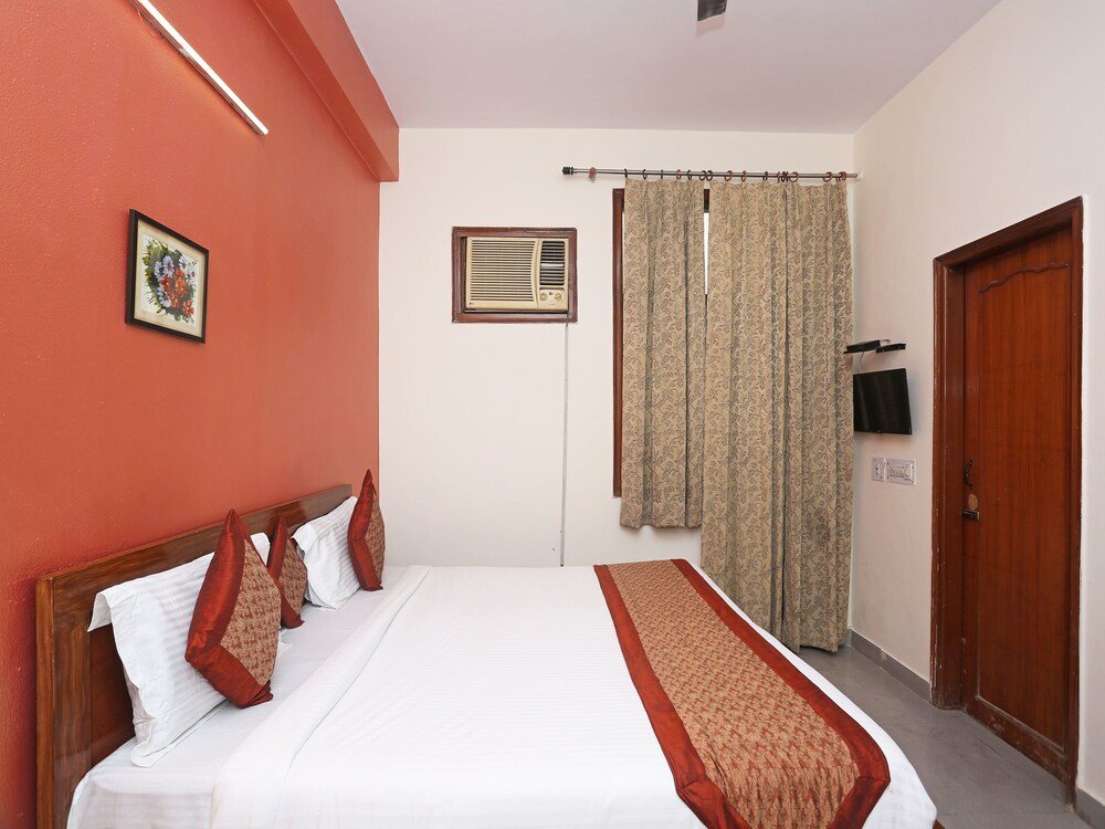 Фото Oyo Rooms Sai Temple Noida Sector 61