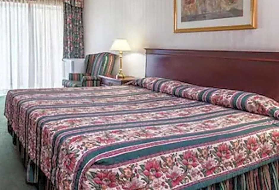 Фото Knights Inn Toronto East