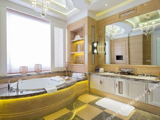 Фото Hilton Yuxi Fuxian Lake