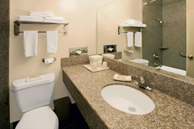 Фото Ramada by Wyndham Pasadena