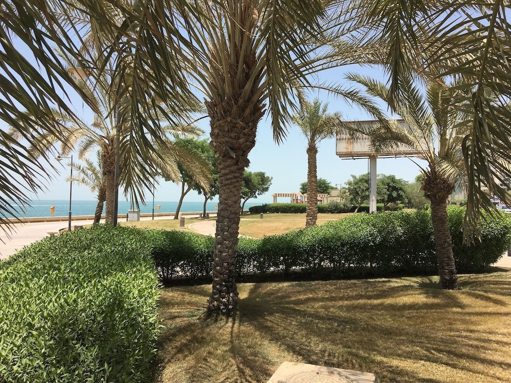 Фото Kuwait Palace Hotel Apartments