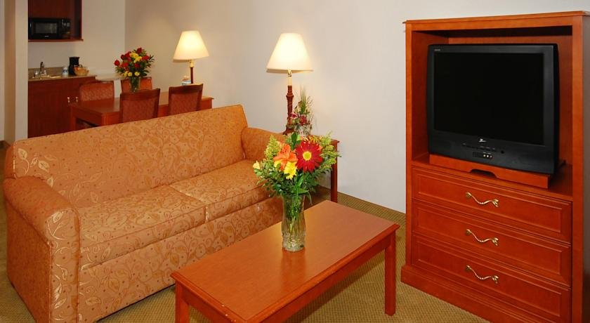 Фото Four Points by Sheraton Raleigh Arena