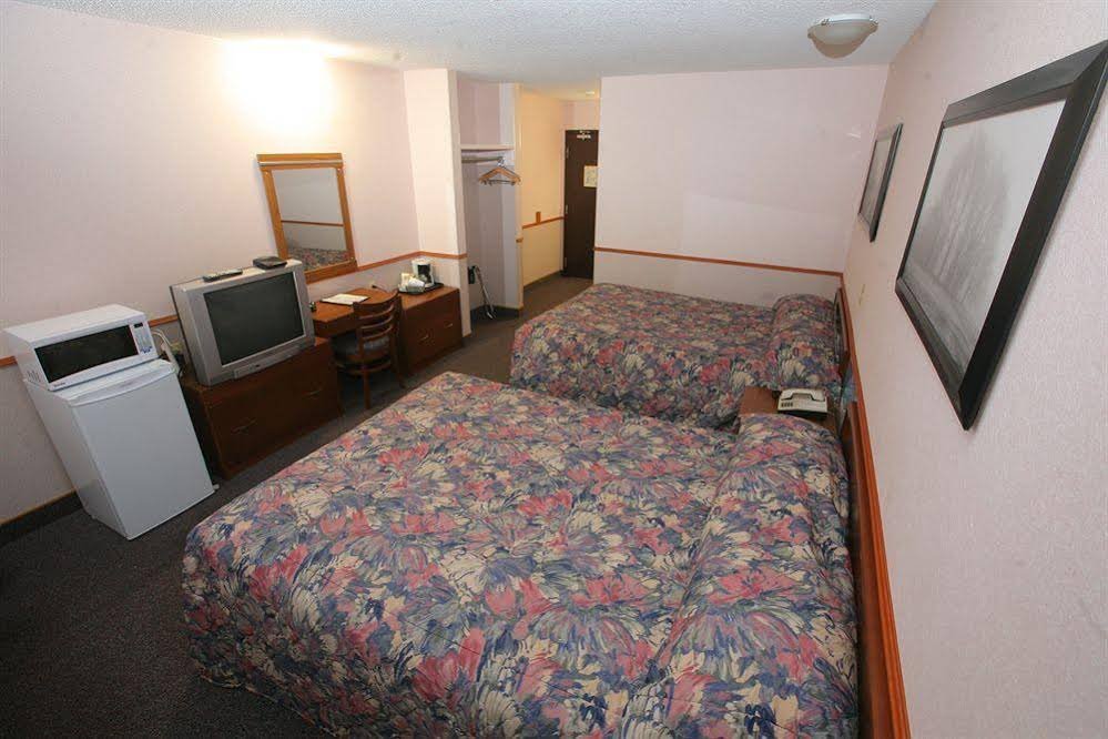 Фото Travelodge by Wyndham Brandon