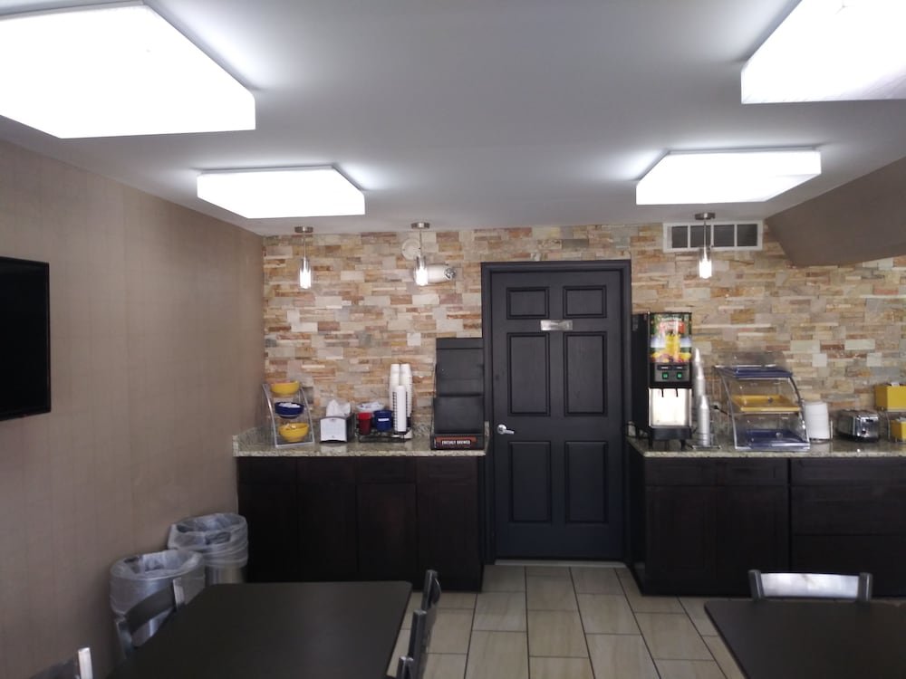 Фото Days Inn by Wyndham Middleburg Heights