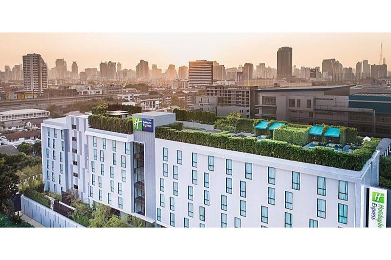 Фото Holiday Inn Express Bangkok Soi Soonvijai