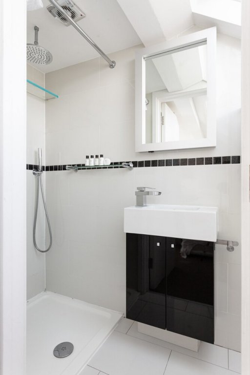 Фото St Margaret's Road by Onefinestay