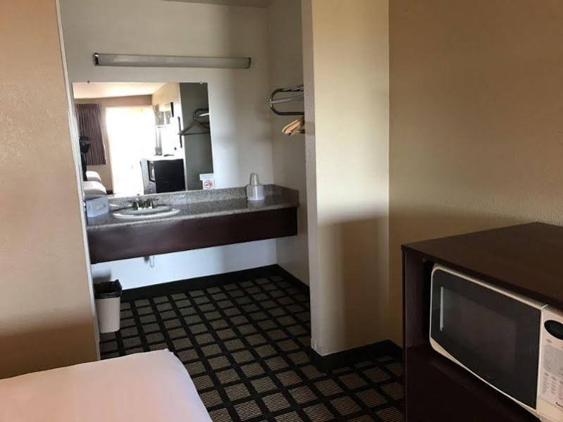 Фото Travelers Inn