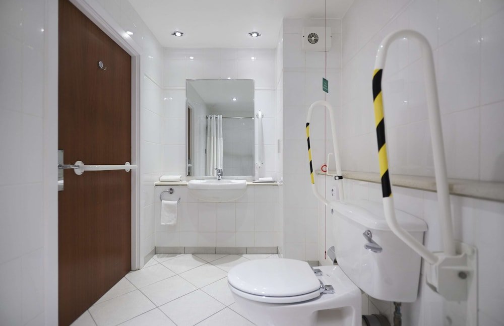 Фото DoubleTree by Hilton Bristol North