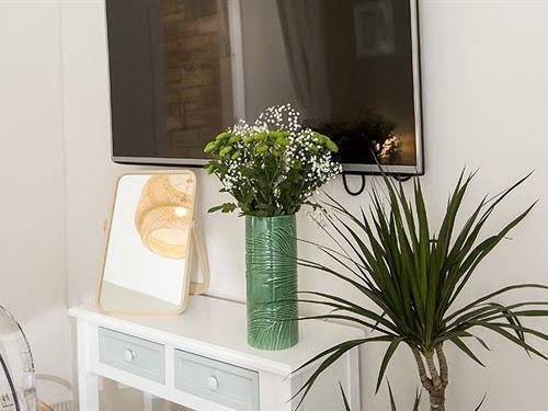 Фото The Lane Apartment