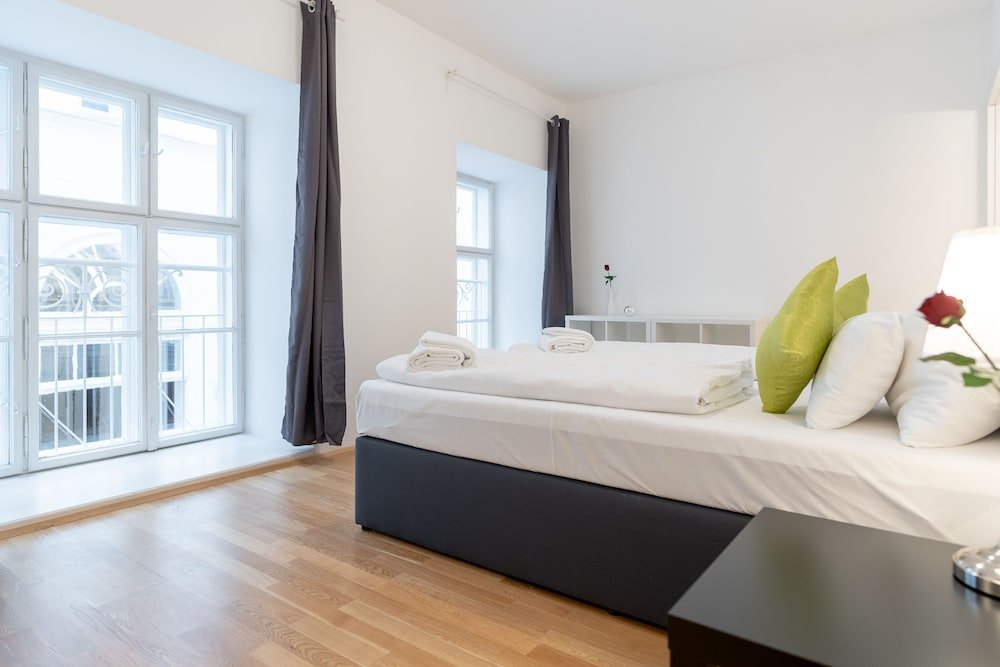 Фото Apartments Wien - Schwarzenbergplatz