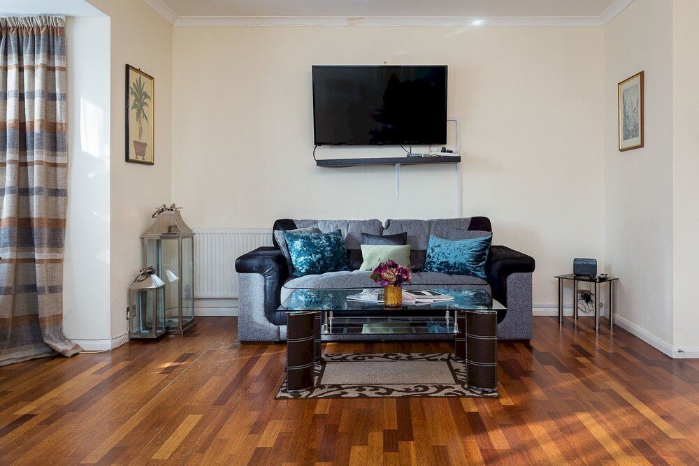 Фото The Oxford Street Retreat - Modern 3bdr in 2 Apartments