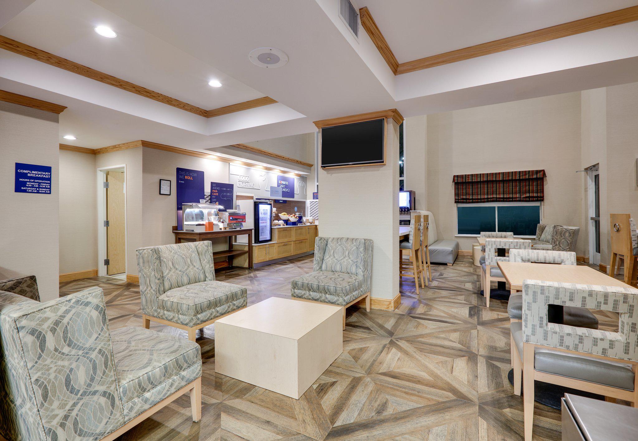 Фото Holiday Inn Express & Suites San Antonio - Brooks City Base, an Ihg Hotel