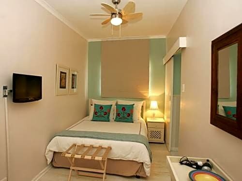 Фото Dolphin Inn Guesthouse