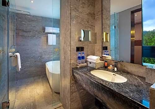 Фото Grand Bay Hotel Zhuhai