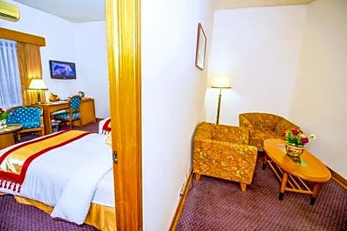 Фото Lake Castle