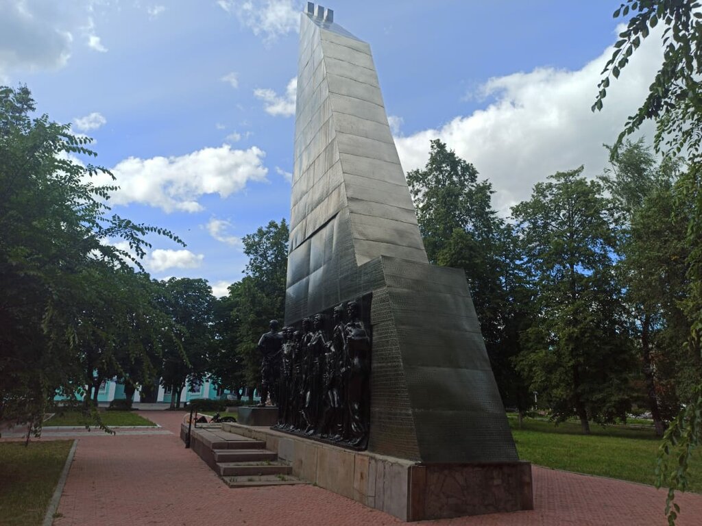 Памятник, мемориал Льговским молодогвардейцам, Льгов, фото