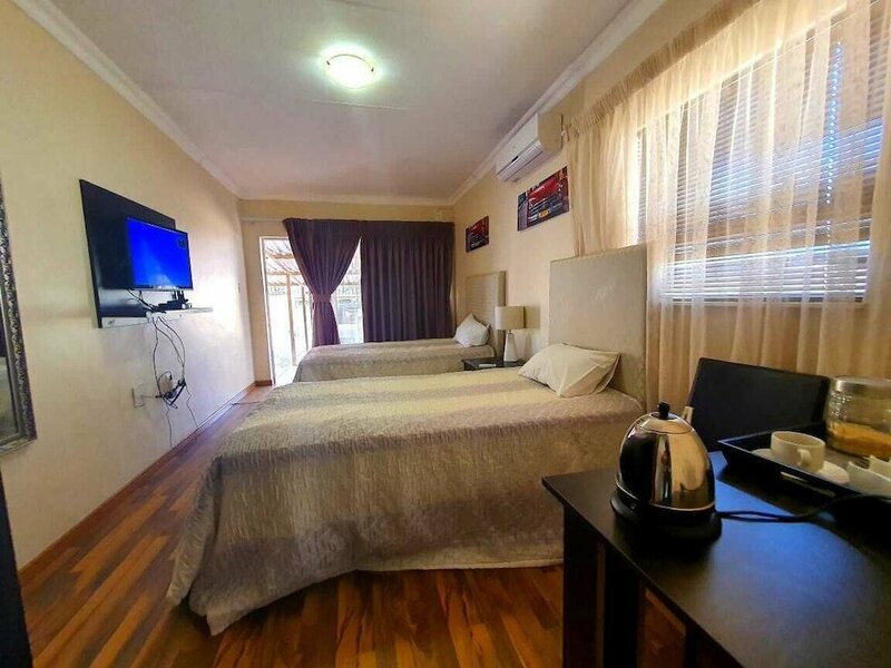 Жильё посуточно Lovely Double Bedroom in Heart of Mahikeng
