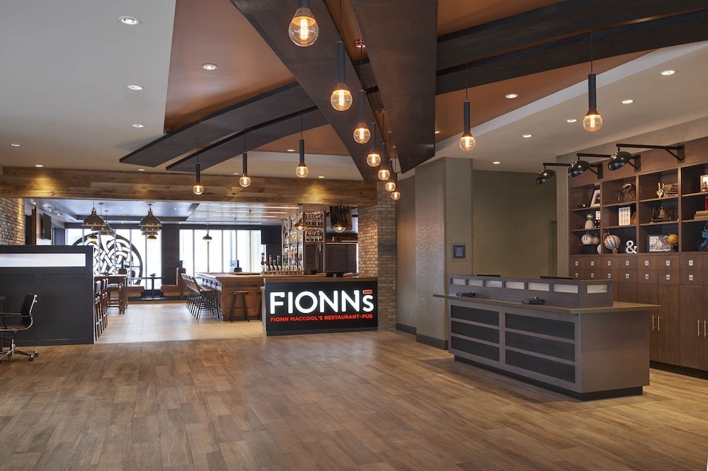 Фото Four Points by Sheraton Toronto Airport East