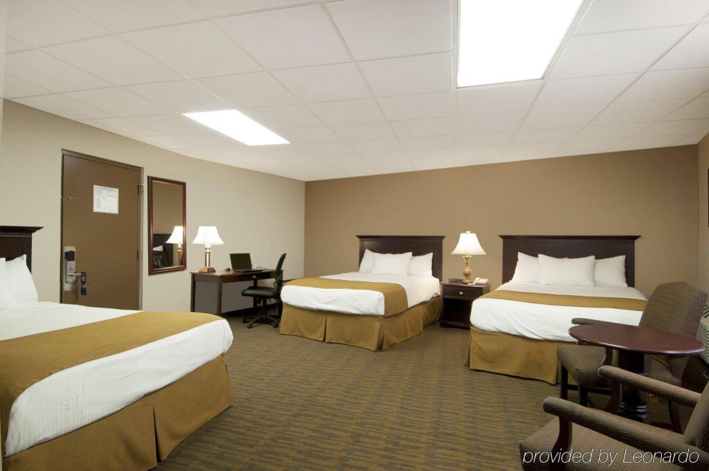 Фото Holiday Manor McPherson