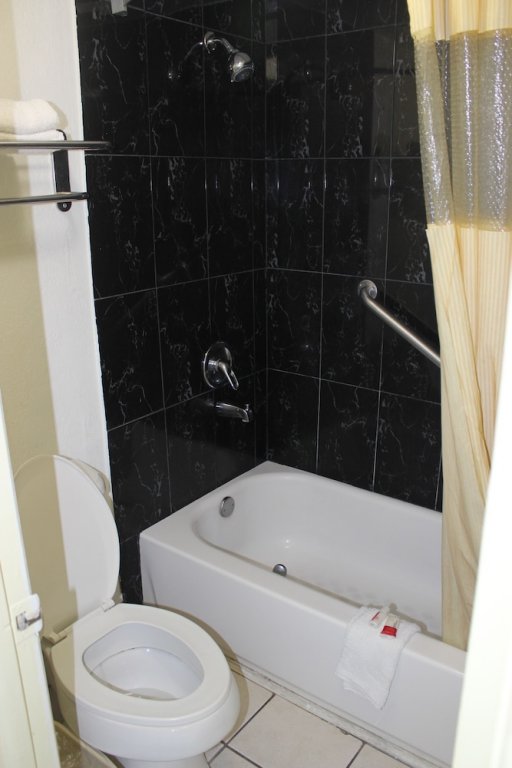 Фото Tampa Inn - Near Busch Gardens