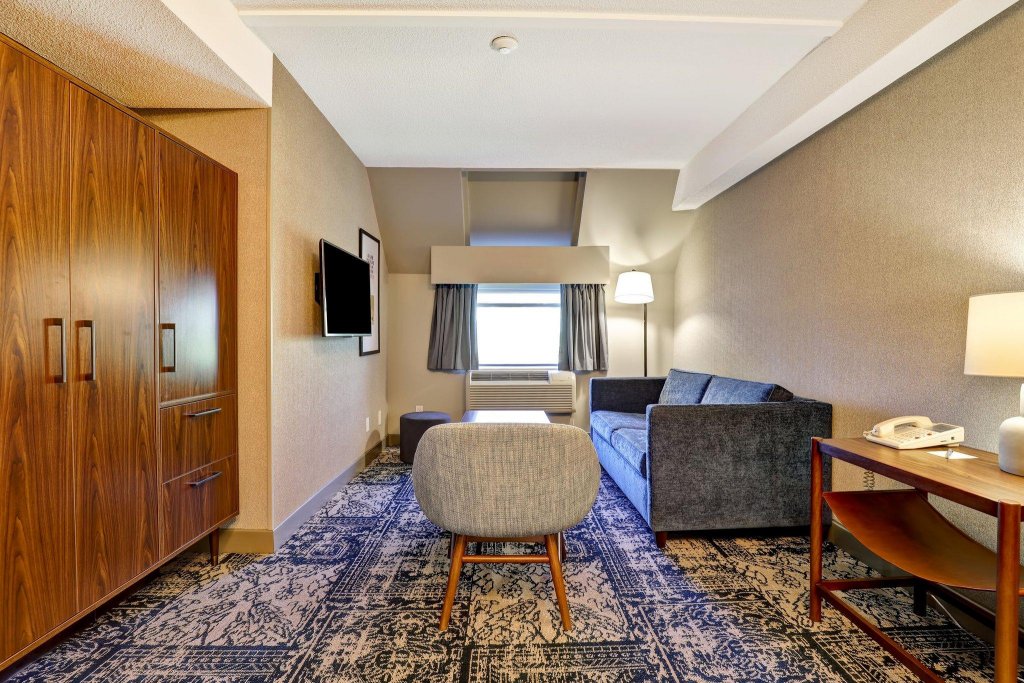 Фото Four Points by Sheraton St. Catharines Niagara Suites