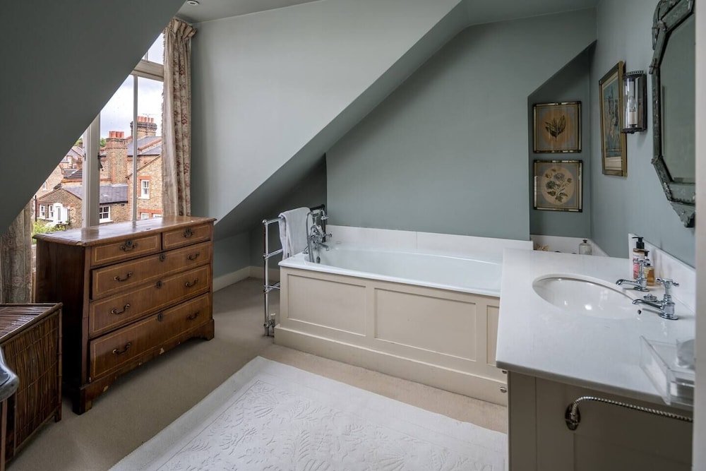 Фото Exceptional 4-bed house right by Battersea Park