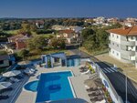 Well Maintained Apartment With Shared Pool With Children's Pool Near the Beach